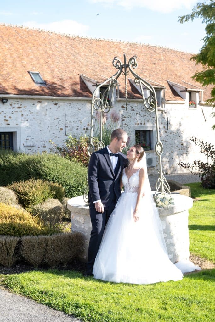 Photo de couple près du puits au domaine Les Granges prise par Arnaud M lors des photos de mariage à La Ferté-Gaucher pour Jason et Mathilde.