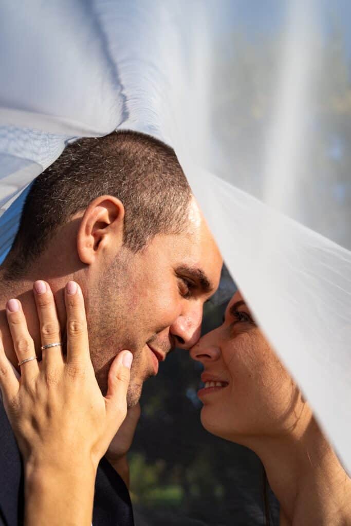 Portrait romantique sous le voile capturé par Arnaud M lors des photos de mariage à La Ferté-Gaucher pour Jason et Mathilde.