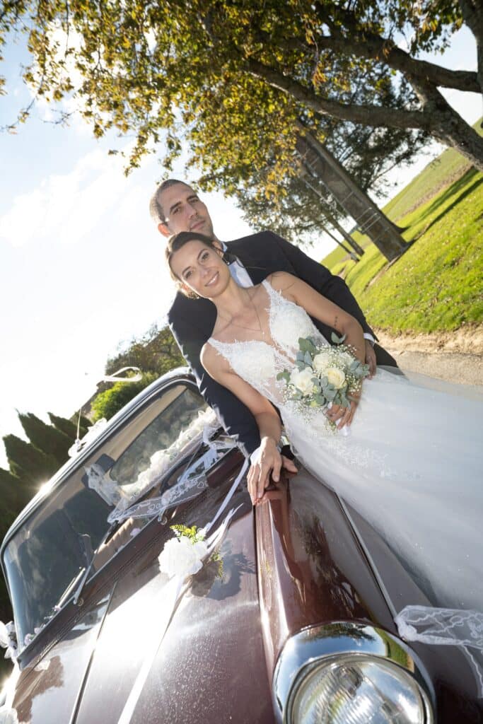 Jason et Mathilde posant avec leur voiture de mariage photographiés par Arnaud M à La Ferté-Gaucher.