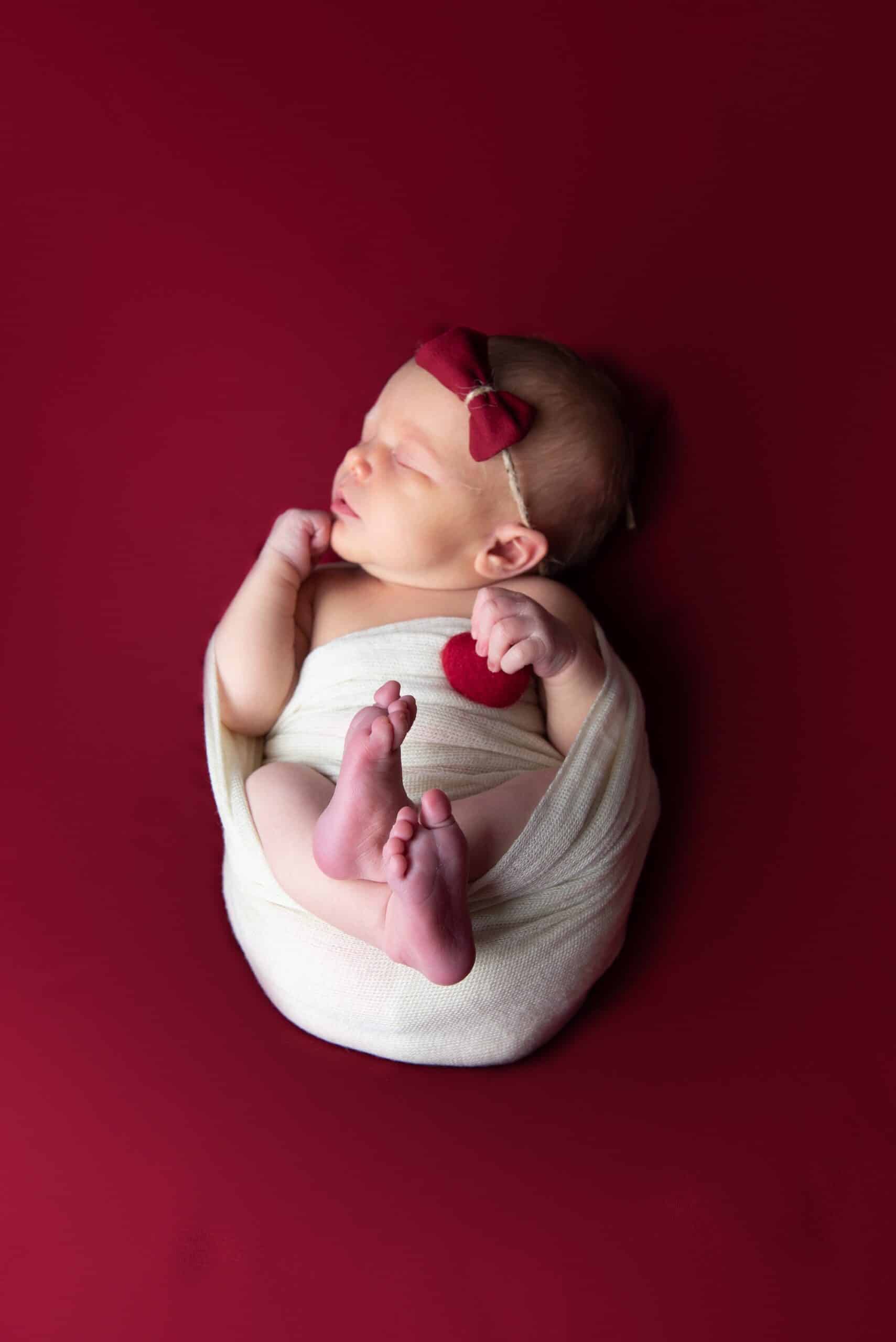 Portrait de Lily en tenue rose pastel pendant une séance de naissance à Meaux.