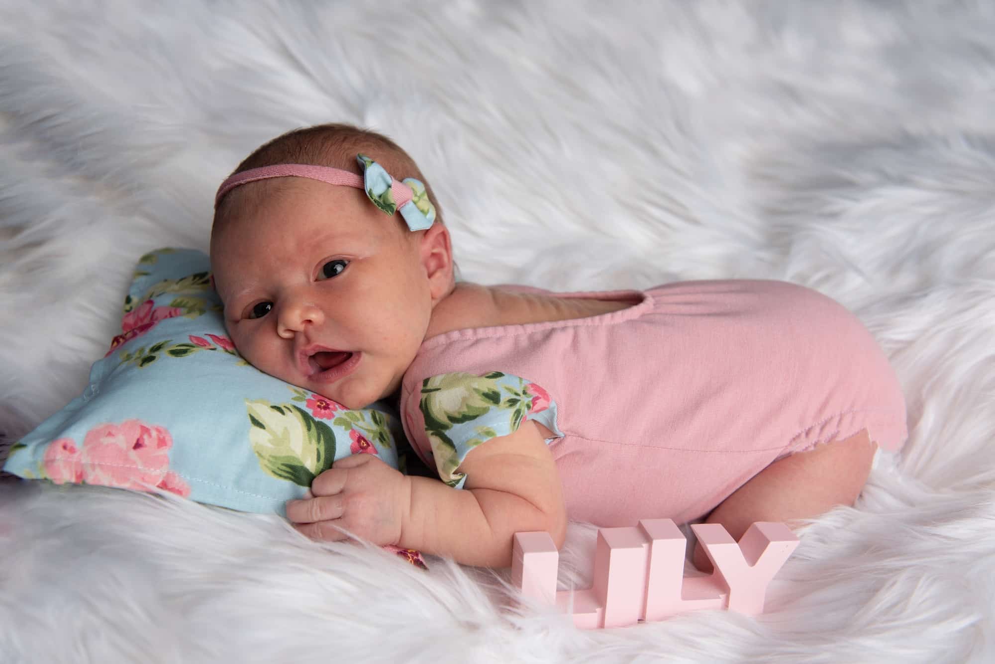 Photo de Lily lors d'une séance de naissance à Meaux dans un home studio.