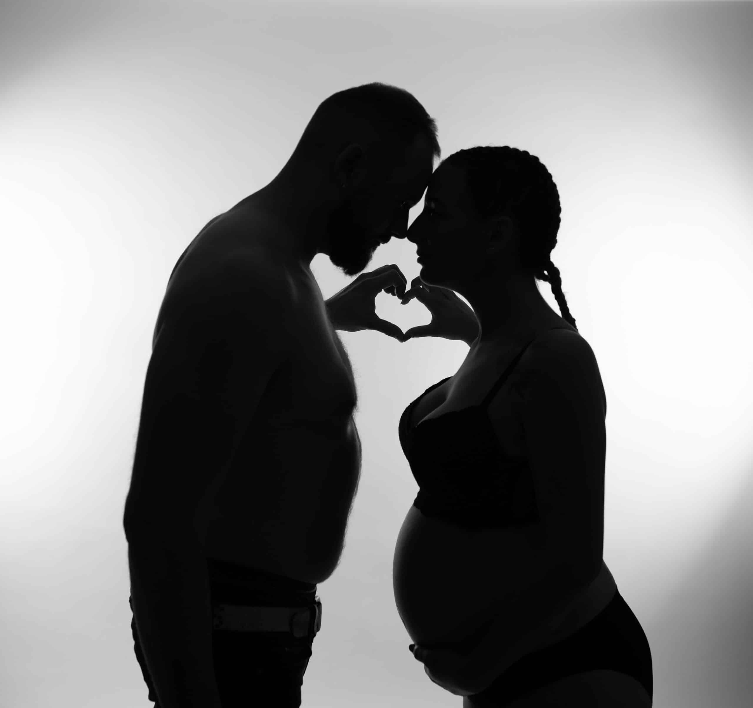 arnaud m photographe shooting grossesse en couple a meaux noir et blanc scaled